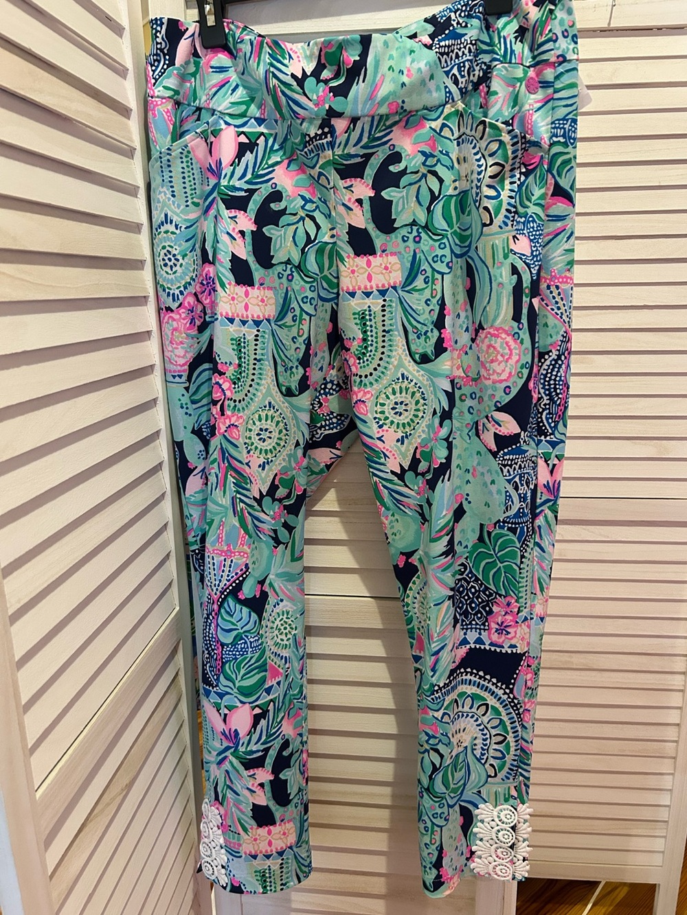 Lilly Pulitzer Luxletic Corso Athletic Pant UPF 50 in Lookin Sharp Print - Picture 3 of 6